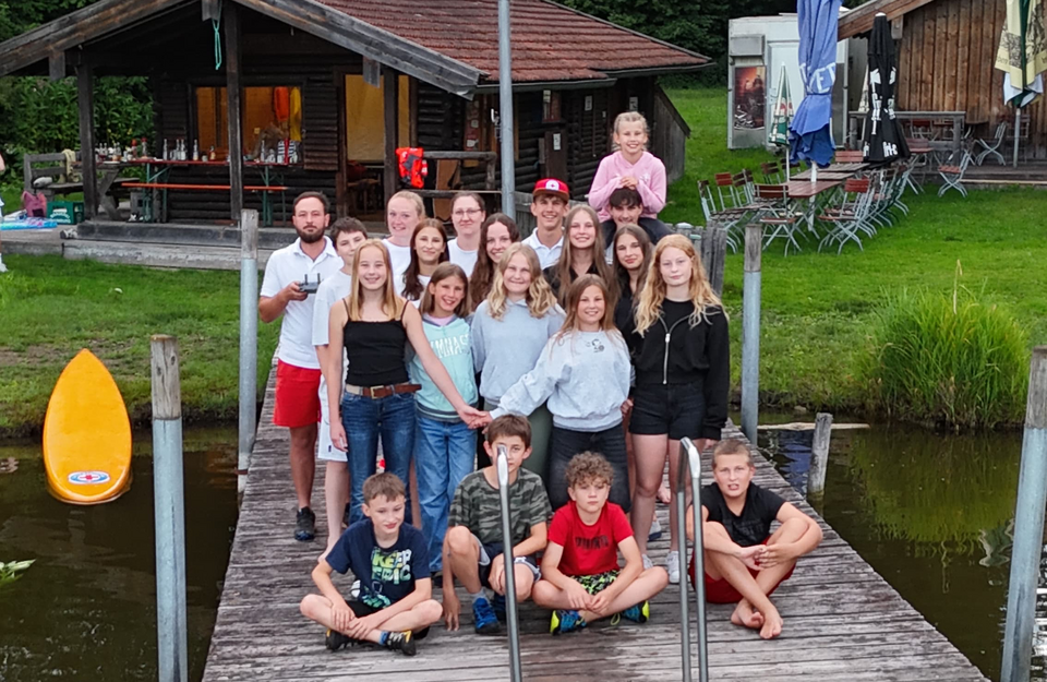 Jugendliche und junge Erwachsene vor der Wachhütte der Wasserwacht Schnaitsee